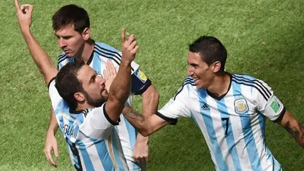 Higuain 7,5. Gol d'autore del Pipita nei primi minuti, nella ripresa colpisce una traversa. In una giornata no di Messi, si prende la squadra sulle spalle.