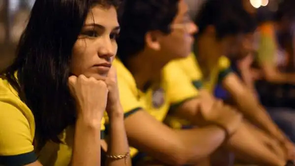 Fuori dall'ospedale Sao Carlos si era radunata una folla di tifosi, preoccupata per le condizioni della stella del Brasile. Ma per loro non ci sono state buone notizie: il Mondiale di Neymar è finito.