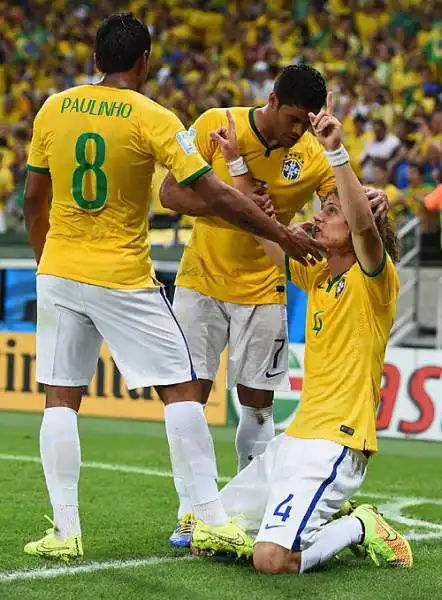 Thiago Silva (che sarà squalificato) e David Luiz firmano il 2-1 che vale la sfida con la Germania. Ai Colombiani non basta il sesto gol personale di James Rodriguez su rigore.
