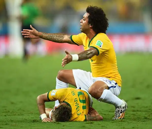 Thiago Silva (che sarà squalificato) e David Luiz firmano il 2-1 che vale la sfida con la Germania. Ai Colombiani non basta il sesto gol personale di James Rodriguez su rigore.