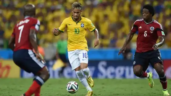 Neymar 6. Partita così così, guadagna punizione importanti (l'ultima lo costringe ad uscire in barella per un doloroso colpo alla schiena) ma non centra mai la porta.