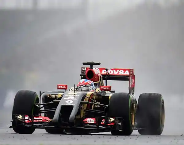 Errore strategico del muretto della Rossa durante la prima manche delle qualifiche di Silverstone, influenzate dalla pioggia. Alonso: "Lottiamo per qualche punto, il livello è questo".