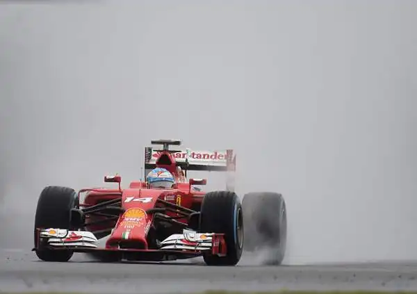 Errore strategico del muretto della Rossa durante la prima manche delle qualifiche di Silverstone, influenzate dalla pioggia. Alonso: "Lottiamo per qualche punto, il livello è questo".