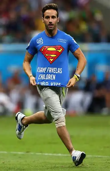 Belgio-Stati Uniti è stata interrotta per l'ingresso in campo di un ragazzo italiano sulla cui maglia si ricordava il tifoso del Napoli.