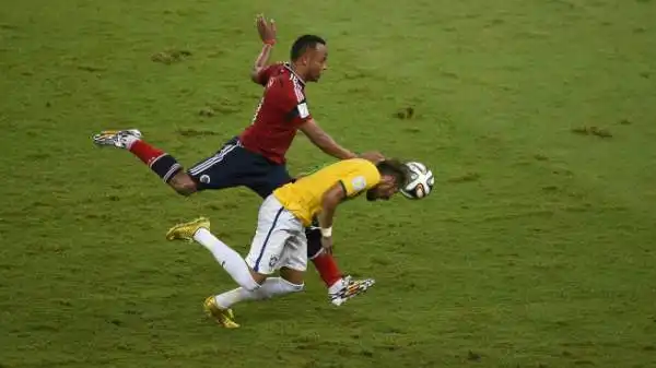 Il napoletano Juan Camilo Zuniga colpisce - in un contrasto - Neymar alla schiena.