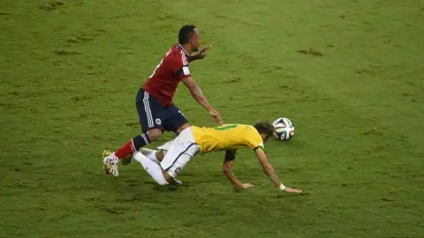La Fifa comunque vuole vederci chiaro e analizzerà le immagini dell'intervento del laterale colombiano per capire se ci fosse l'intenzionalità di colpire e far male.
