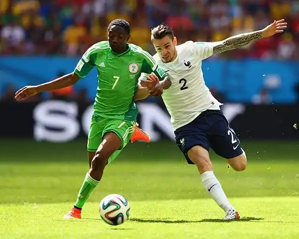 Con un gol di Pogba e dun'autorete di Yobo nei minuti di recupero la Francia riesce ad eliminare la Nigeria al termine di una partita complicata in cui ha lungamente subito l'iniziativa degli africani