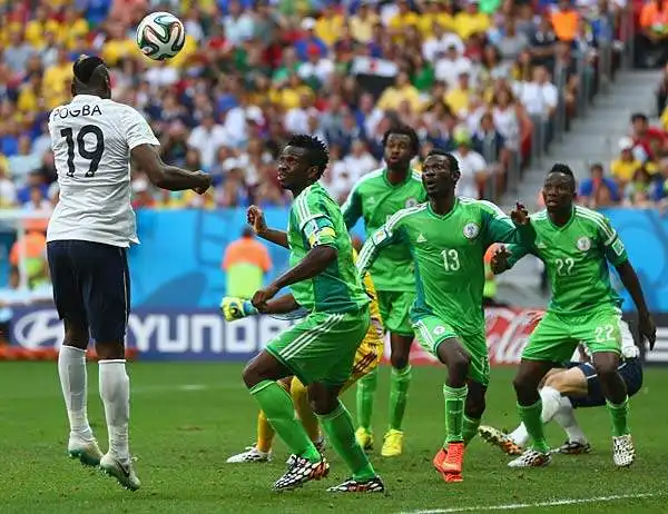 Con un gol di Pogba e dun'autorete di Yobo nei minuti di recupero la Francia riesce ad eliminare la Nigeria al termine di una partita complicata in cui ha lungamente subito l'iniziativa degli africani