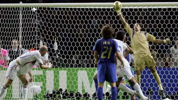 Non solo Grosso, Materazzi e Cannavaro. A Germania 2006 fu decisivo anche Gianluigi Buffon, soprattutto in finale. Il portiere dell'Italia è recordman per Mondiali disputati, cinque.