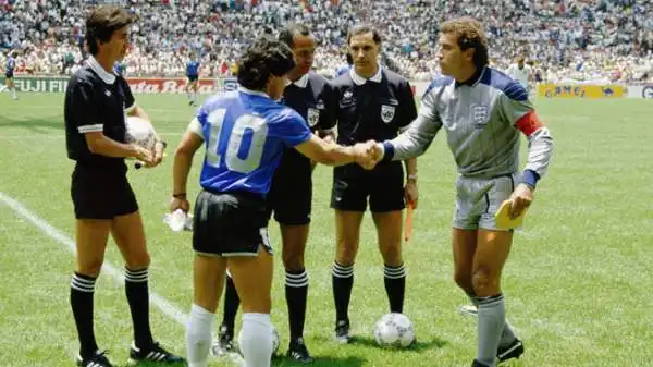 Peter Shilton (qui con Maradona nella partita della 'mano de Dios'), è il capitano più anziano della storia dei Mondiali. A Italia '90 il portiere dell'Inghilterra aveva 40 anni e 292 giorni.