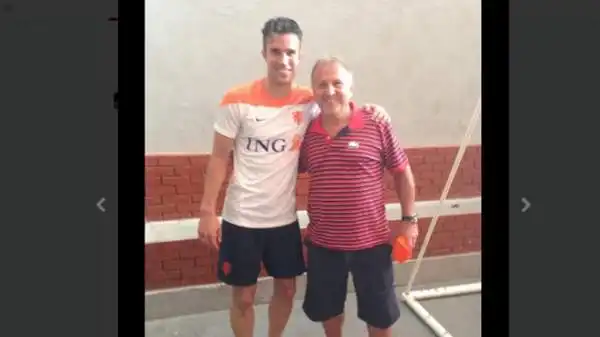 L'Olanda è in ritiro nel centro sportivo del Flamengo e Van Persie non ha resistito alla tentazione di farsi scattare una foto con Zico.
