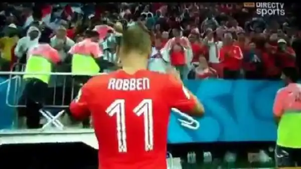 Robben, ovviamente delusissimo, ha provato a sorridere al figlio, disperato.