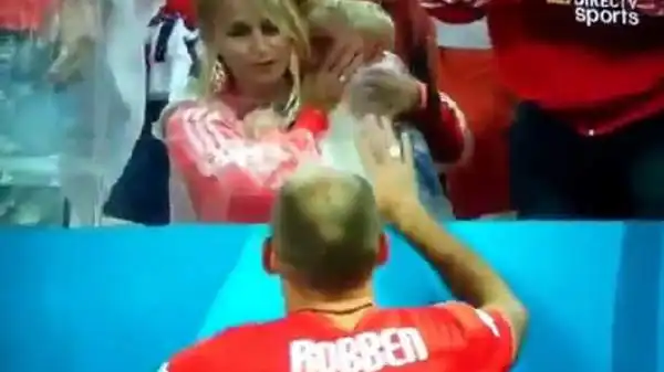 Dopo la sconfitta ai rigori con l'Argentina, Robben ha cercato di consolare il figlio Lucas, in lacrime.