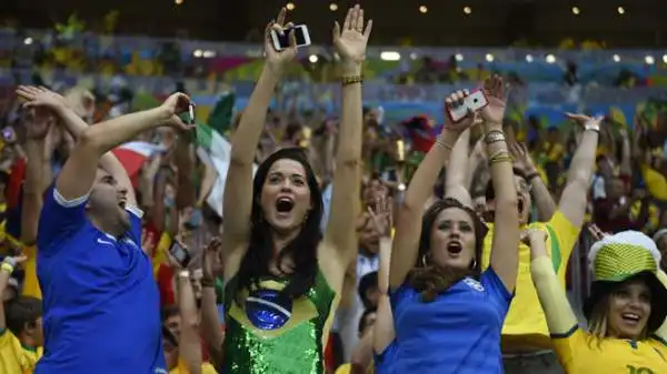 Pubblico di Brasilia 10. Avrebbero avuto diritto di fischiare per novanta minuti, invece cantano l'inno e sostengono la squadra fino alla fine. Non meritano questo Brasile.