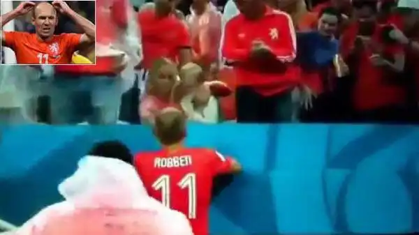 Olandesi in lacrime per l'eliminazione ai rigori contro l'Argentina nella semifinale dei Mondiali. Compreso il figlio di Robben.