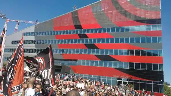 Giovedì pomeriggio davanti alla nuova sede di via Aldo Rossi è andato in scena il raduno del Milan. Oltre 3000 i tifosi presenti nel grande piazzale.