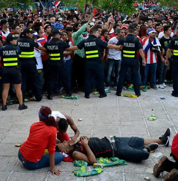 La delusione e l'alcol hanno portato all'accoltellamento di alcuni di tifosi che avevano deciso di assistere al match sfruttando gli schermi giganti collocati nella Piazza della Democrazia.