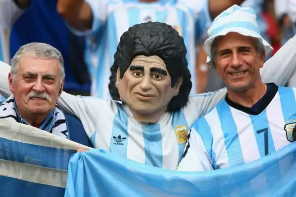 Un Maradona tarocco con due attempati tifosi.