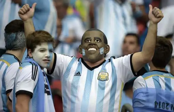 Un simil Obama per l'occasione con la maglia dell'Argentina.