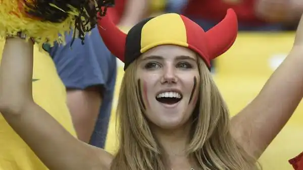 E' durata qualche giorno la favola della tifosa belga Axelle, ingaggiata da una nota azienda di prodotti cosmetici dopo le sue "performance" allo stadio: una sua foto in un Safari ha rovinato tutto.