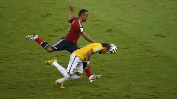 Neymar, che aveva trascinato il Brasile, ha rischiato di terminare la carriera in uno scontro con Camilo Zuniga. Il colombiano gli è franato addosso all86.