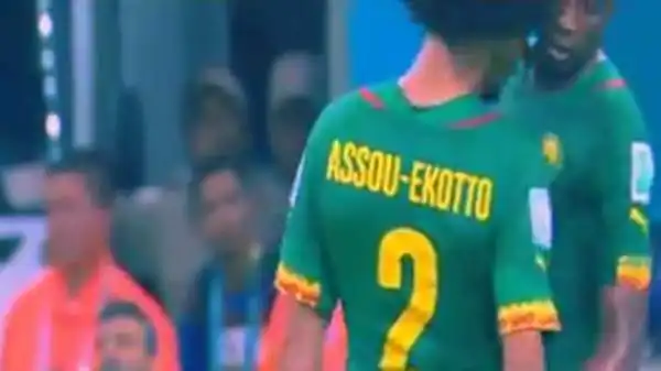 Il difensore Assou-Ekotto ha qualcosa da dire all'attaccante Moukandjo e lo colpisce con una testata. Il dettaglio sta nel fatto che giochino entrambi nel Camerun.