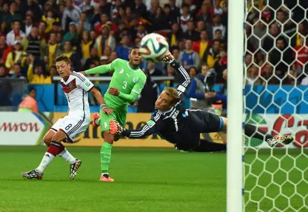 Dopo avere sbattuto fuori dal Mondiale la Russia di Fabio Capello lAlgeria ha dato del filo da torcere anche alla Germania.