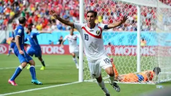 Bryan Ruiz è stato il trascinatore della Costa Rica, grandissima sorpresa dei Mondiali. Eccolo dopo avere appena segnato allItalia. Gol decisivo.