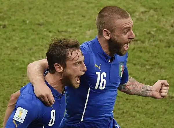 Marchisio e De Rossi esultano dopo il gol con lInghilterra. Il primo per lItalia, uno dei due complessivi in questo fallimentare Mondiale.