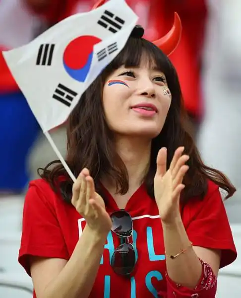 Il derby tra Diavoli Rossi è andato al Belgio, ma questa sostenitrice sudcoreana non sembra essersela presa più di tanto.