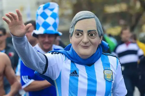 Presentarsi allo stadio con la maschera di un presidente morto quattro anni prima non è da molti. Questo tifoso argentino lo ha fatto.