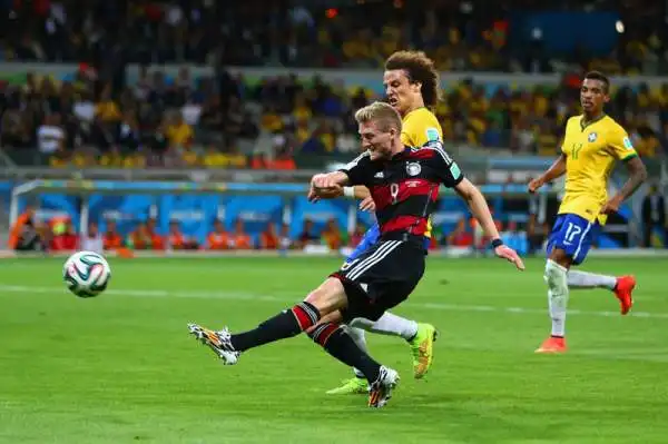 La Germania umilia il Brasile: 1-7. I verdeoro incappano nella peggiore umiliazione della loro storia a Belo Horizonte: i tedeschi passeggiano, doppiette per Kroos e Schurrle, Klose da record.