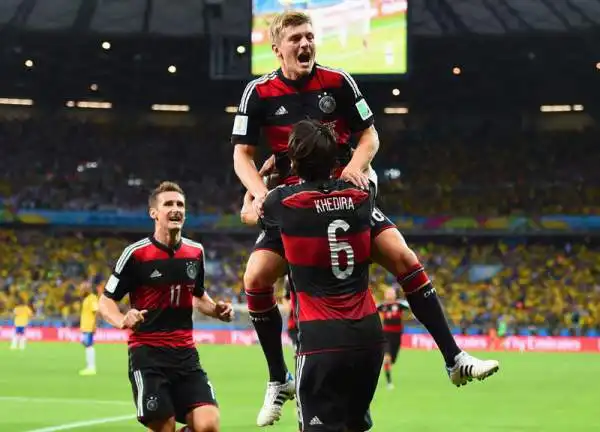 La Germania umilia il Brasile: 1-7. I verdeoro incappano nella peggiore umiliazione della loro storia a Belo Horizonte: i tedeschi passeggiano, doppiette per Kroos e Schurrle, Klose da record.