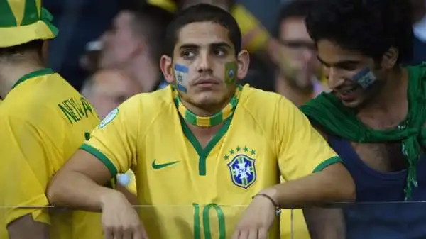 Il 7-1 della Germania sul Brasile è una figuraccia che segnerà la storia del calcio. E i tifosi verdeoro si sono abbandonati alle lacrime, sia allo stadio Mineirao che nelle piazze del Paese.