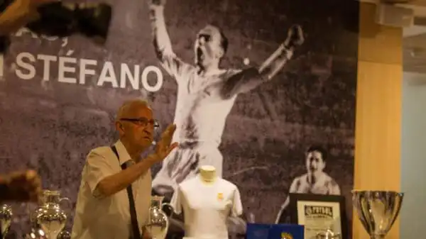 La camera ardente per rendere omaggio ad Alfredo Di Stefano è stata allestita allo stadio Santiago Bernabeu.