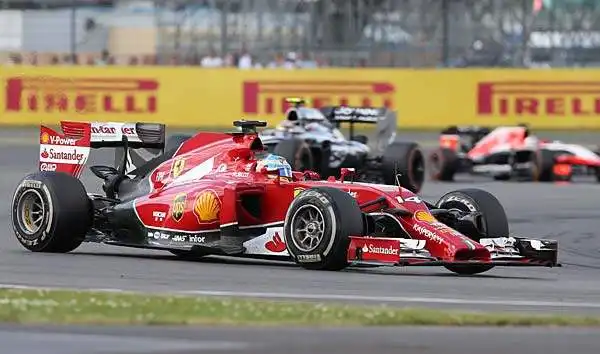 Vittoria in casa per l'inglese Louis Hamilton su Mercedes, dopo il ritiro di Rosberg. Alonso sesto dopo un grande duello con Vettel.