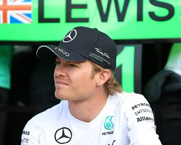 Vittoria in casa per l'inglese Louis Hamilton su Mercedes, dopo il ritiro di Rosberg. Alonso sesto dopo un grande duello con Vettel.