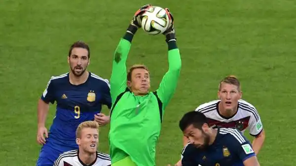 Germania-Argentina 1-0 dts. Neuer 5. Si prende un rischio non indifferente nell'uscita su Higuain (e infatti lo colpisce), è impreciso anche con i piedi, suo solito punto di forza.