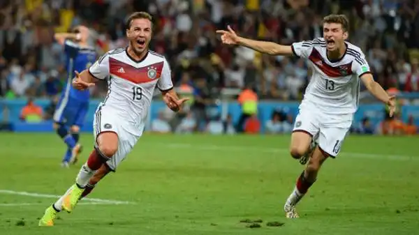 Mario Götze esulta dopo aver segnato il gol in finale che consegna il titolo mondiale alla Germania. Argentina ko.