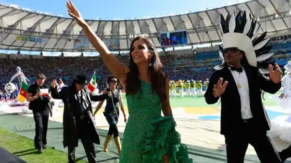 Shakira si è esibita al Maracanà durante la cerimonia d'apertura della finale dei Mondiali, Germania-Argentina. Con lei Carlos Santana, Ivete Sangalo, Carlinhos Brown e Wylep Jean.