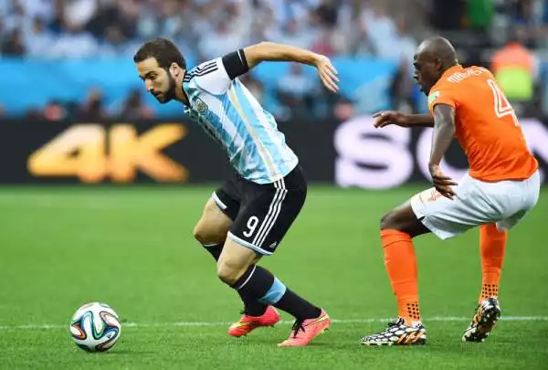 Olanda ko ai rigori, Messi in finale. L'Argentina si impone 4-2 dal dischetto nella seconda semifinale: domenica sfiderà la Germania per il titolo.