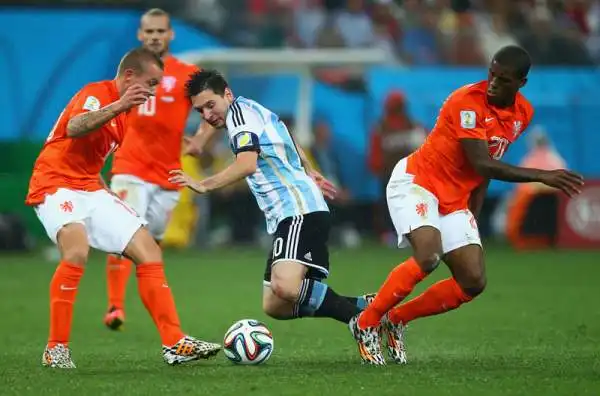 Olanda ko ai rigori, Messi in finale. L'Argentina si impone 4-2 dal dischetto nella seconda semifinale: domenica sfiderà la Germania per il titolo.