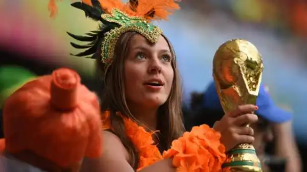 Brasile e Olanda, le squadre protagoniste della finale per il terzo posto. provano a consolarsi grazie alle loro supporters più belle.