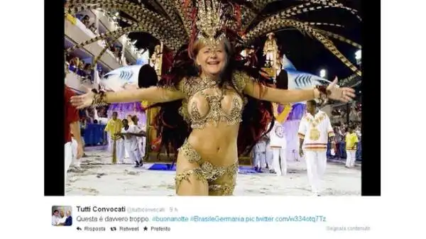 La Merkel si trasforma in ballerina del carnevale di Rio.