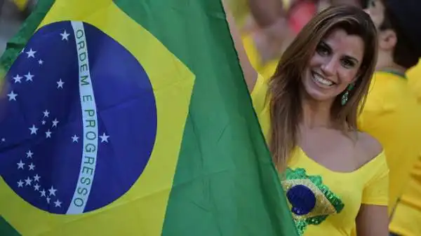 Brasile e Olanda, le squadre protagoniste della finale per il terzo posto. provano a consolarsi grazie alle loro supporters più belle.