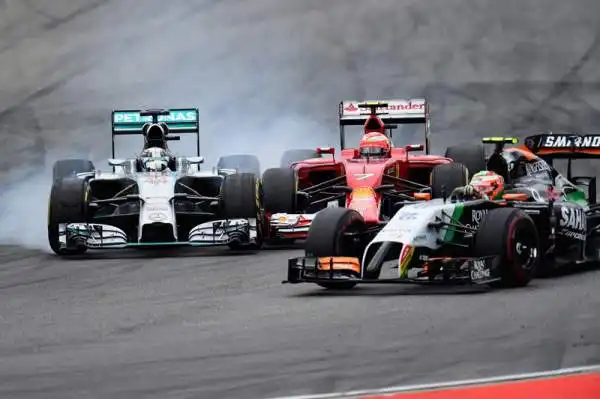 Trionfo Rosberg, Alonso lotta: quinto. Il tedesco della Mercedes domina a Hockenheim in una gara piena di emozioni. Hamilton ottimo terzo, Alonso sgomita con le Red Bull. Incidente per Massa.