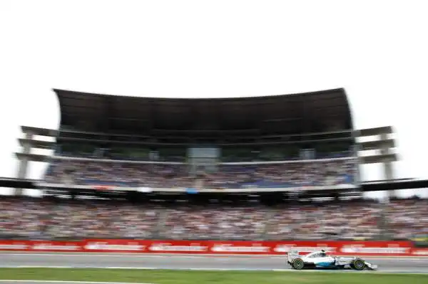 Trionfo Rosberg, Alonso lotta: quinto. Il tedesco della Mercedes domina a Hockenheim in una gara piena di emozioni. Hamilton ottimo terzo, Alonso sgomita con le Red Bull. Incidente per Massa.