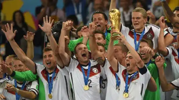 Capitan Lahm alza la Coppa al cielo: la Germania è campione del mondo... e raggiunge l'Italia a quota 4 titoli iridati.
