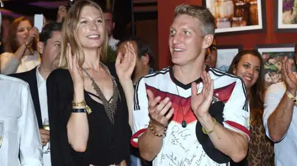 Bastian Schweinsteiger scatenato nel post partita con Sarah Brandner.