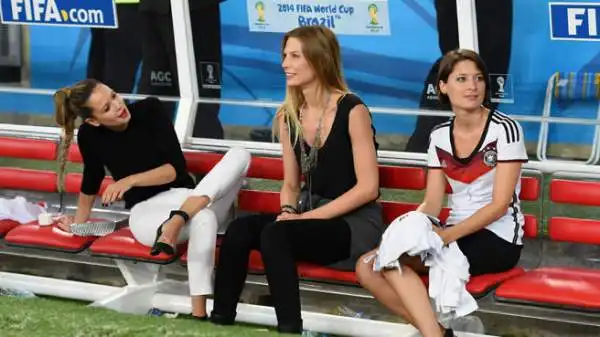 Mandy Capristo (Mesut Oezil), Sarah Brandner (Bastian Schweinsteiger) e Kathrin Gilch (Manuel Neuer) in panchina.